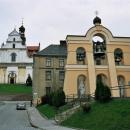 Na pierwszym planie współczesna dzwonnica archikatedry greckokatolickiej