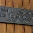 Iwonicz, zvonice u kostela, štítek